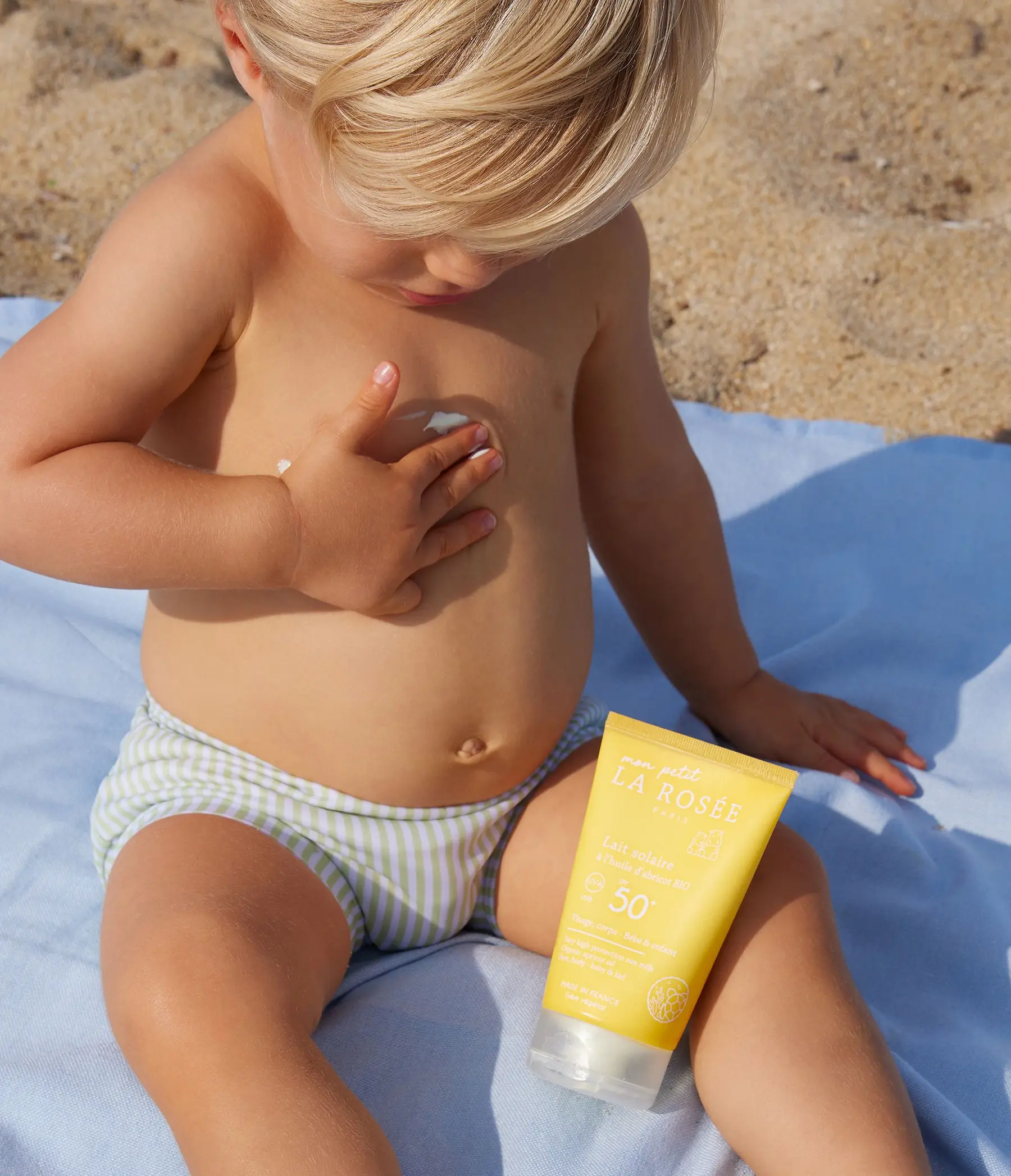 photo d'un enfant avec le lait solaire spf 50+ mon petit la rosée